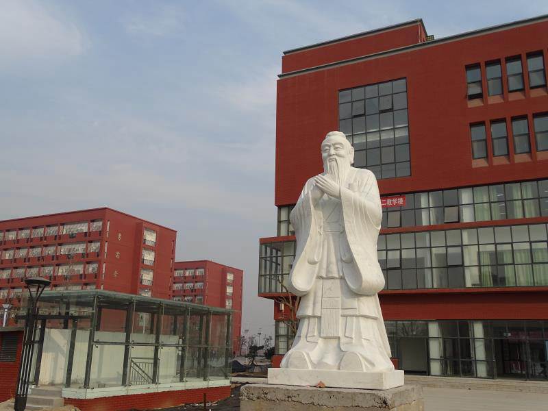 校園石雕孔子像